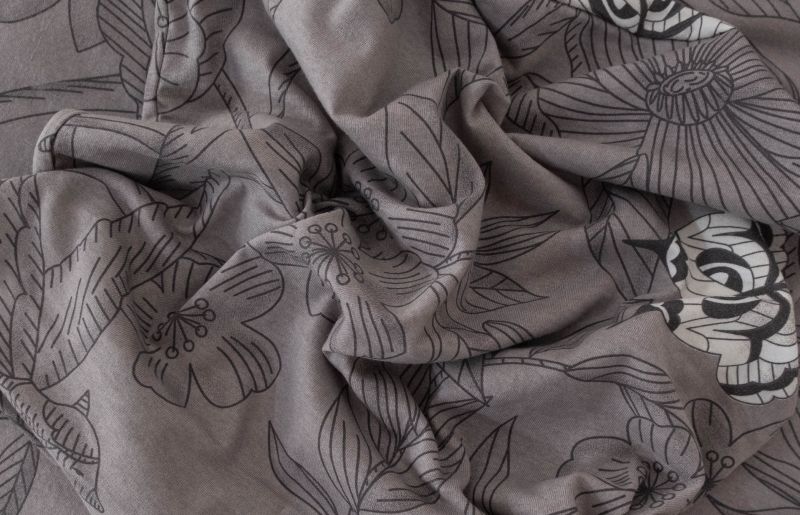 Měkký a pružný mako jersey v šedohnědé barvě s florálním motivem